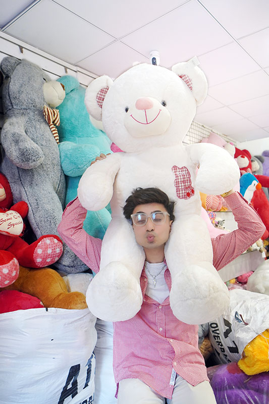 Dipak Chauhan Indian handsome boy 2026 holding big white teddy bear – cute and stylish handsome boy pic.